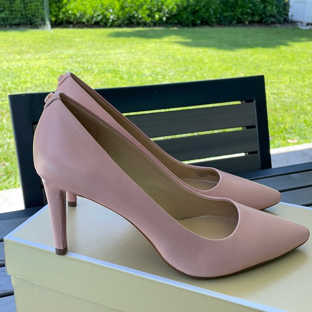 NWIB MICHAEL Kors Soft Pink heels. Never worn. Size 7.5.